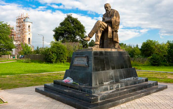 Памятник Достоевскому в Старой Руссе