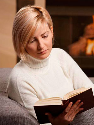 Женщина удобно устроилась и читает